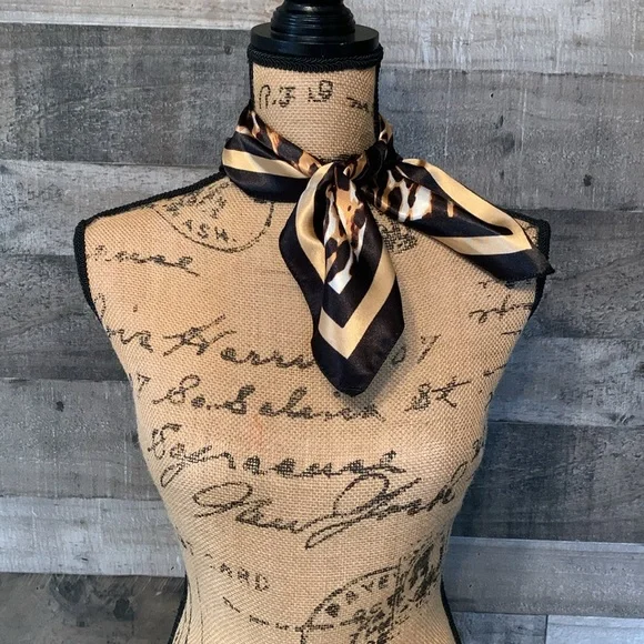 Elegant Leopard Print Scarf - Picture 15 of 16